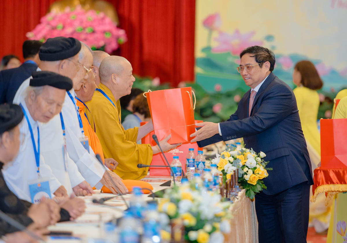 Thủ tướng Chính phủ Phạm Minh Chính trao quà cho các đại biểu. Ảnh: Đăng Huy.