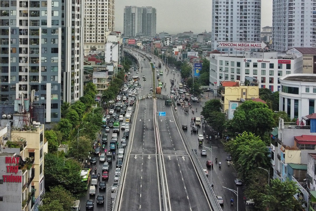 Hệ thống điện, chiếu sáng, thoát nước… đang được các đơn vị thi công. 6 nhánh nối lên xuống của cầu cạn tại các nút giao Vĩnh Tuy, Trần Đại Nghĩa và Ngã Tư Vọng đã được trải thảm nhựa.