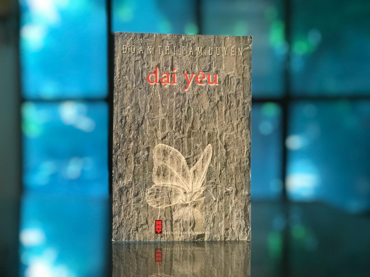 Tập thơ “Dại yêu” của nhà thơ Đoàn Thị Lam Luyến. Ảnh: Thư Hoàng.  