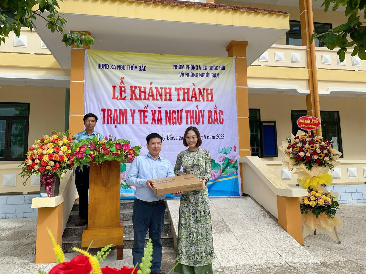 Trao quà tặng Trạm y tế xã Ngư Thủy Bắc