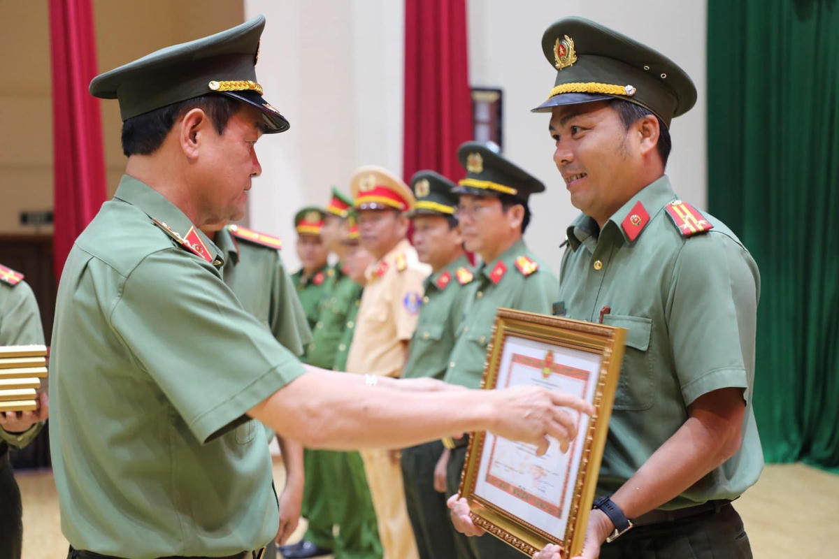 Trung tướng Lê Hồng Nam, Giám đốc Công an TP HCM trao khen thưởng cho các tập thể, cá nhân có thành tích xuất sắc. (Ảnh: CATP).