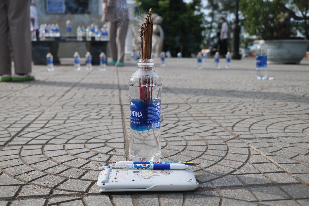 [ẢNH] Sĩ tử lễ Phật cầu may mắn trước kỳ thi THPT Quốc gia