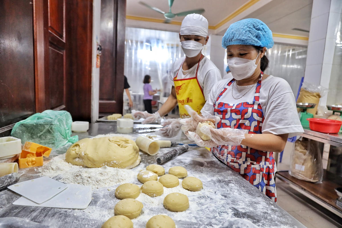 Bột được nhào sẽ được chia đều thành từng phần, sau đó được người thợ cán mỏng.