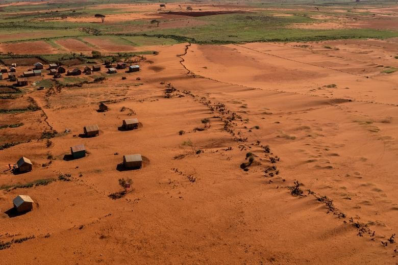 Cát bắt đầu bao quanh những ngôi nhà gần thị trấn Ambovombe, vùng Androy, Madagascar. Bốn năm hạn hán, cùng với nạn phá rừng do người dân đốt hoặc chặt cây để lấy than hoặc lấy đất làm nương rẫy, đã biến đổi khu vực vào một bụi bát.
