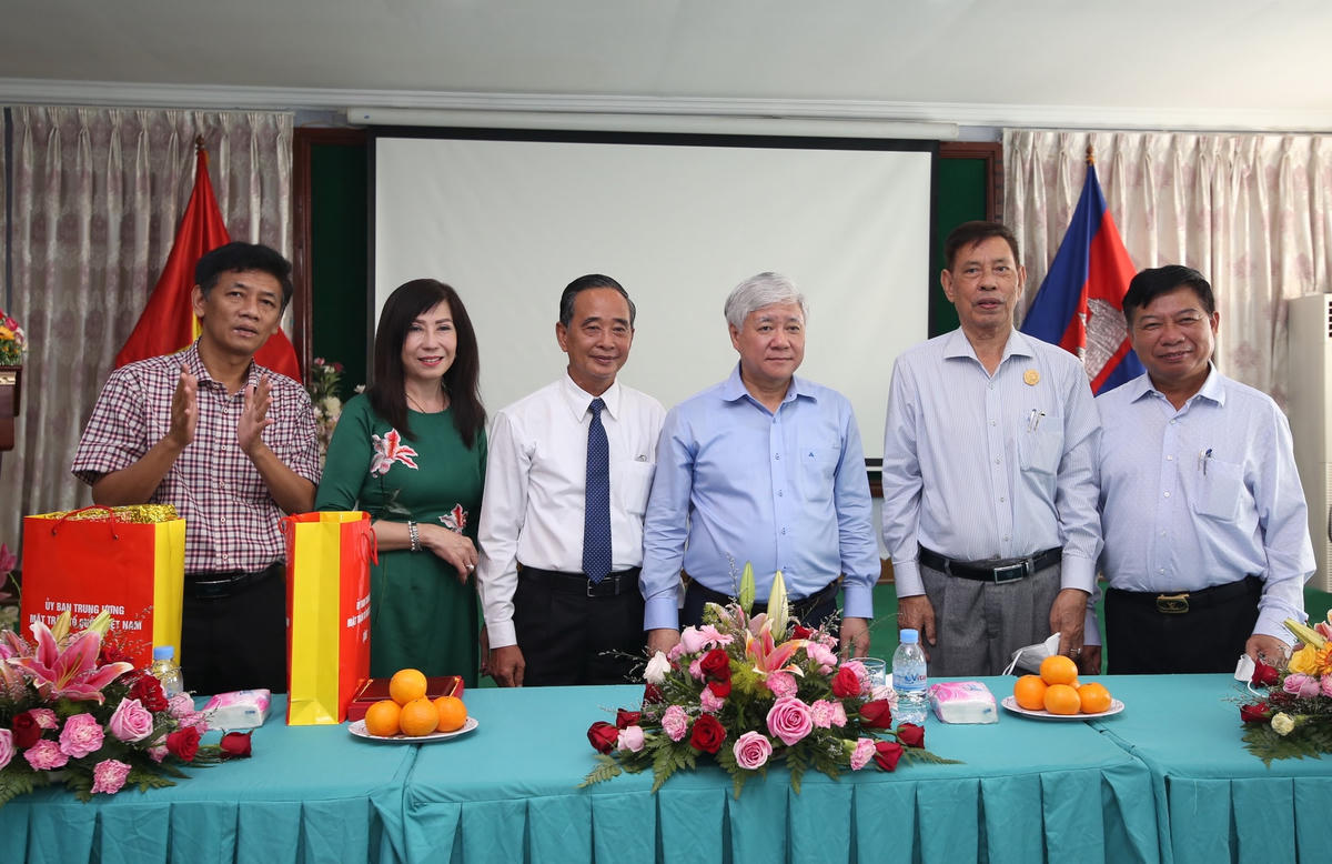 Bí thư Trung ương Đảng, Chủ tịch UBTƯ MTTQ Việt Nam Đỗ Văn Chiến tặng quà cho Tổng hội Khmer - Việt Nam tại Vương quốc Campuchia. Ảnh: Quang Vinh.