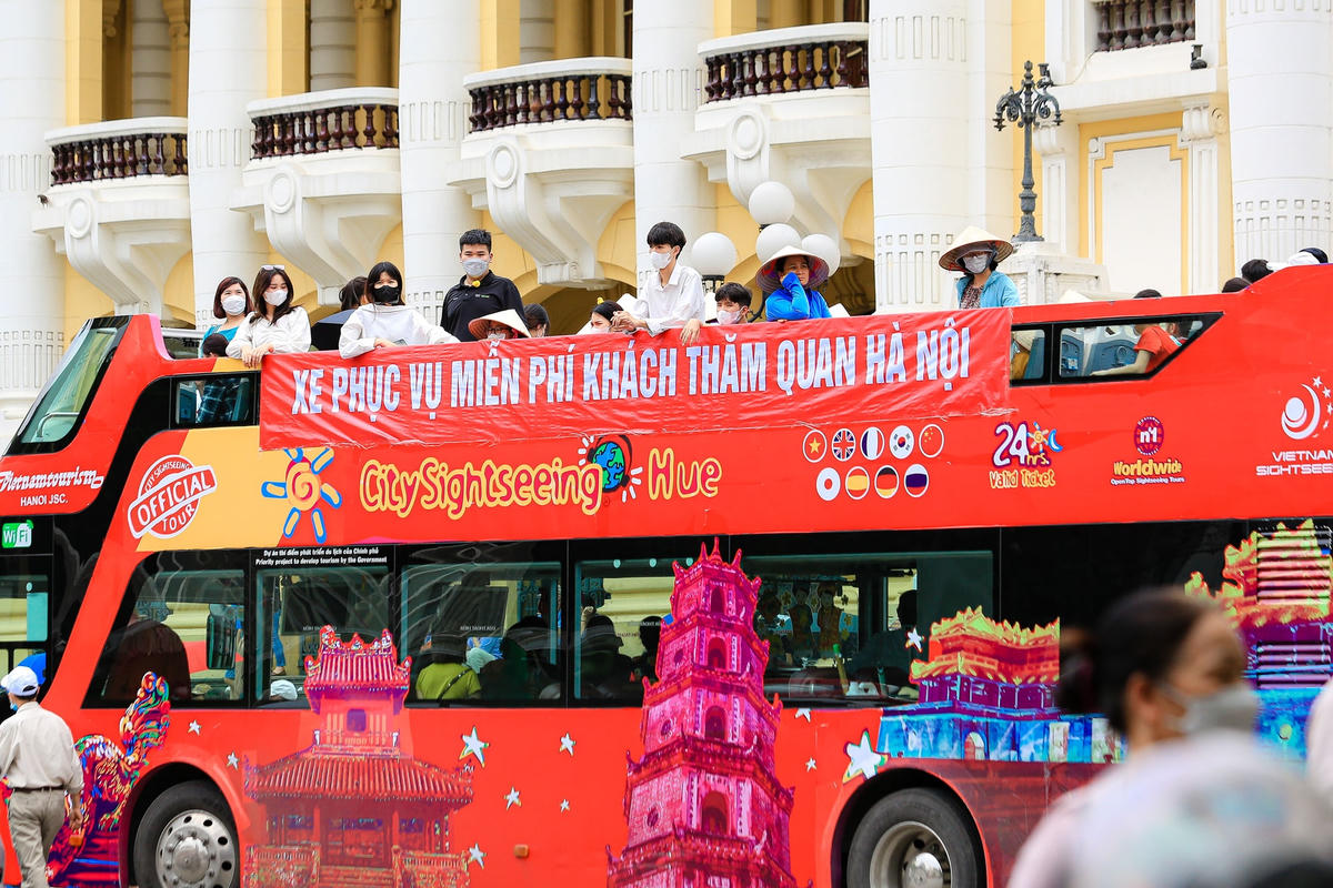 "Chúng tôi mong du khách thông cảm bởi số lượng chỗ trên xe buýt có hạn, không thể đáp ứng hết nhu cầu của người dân", đại diện Sở GTVT Hà Nội cho hay.