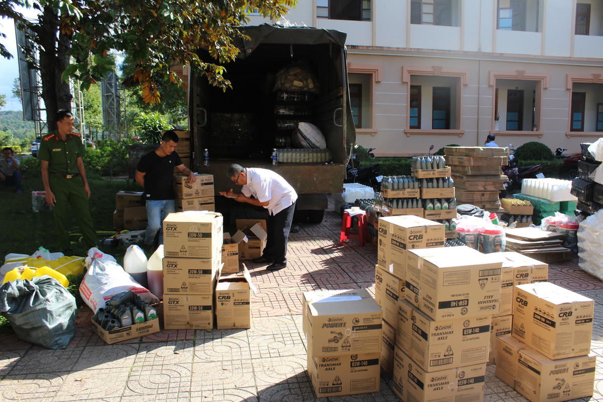 Phòng Cảnh sát kinh tế Công an tỉnh kiểm tra số tang vật của vụ án.