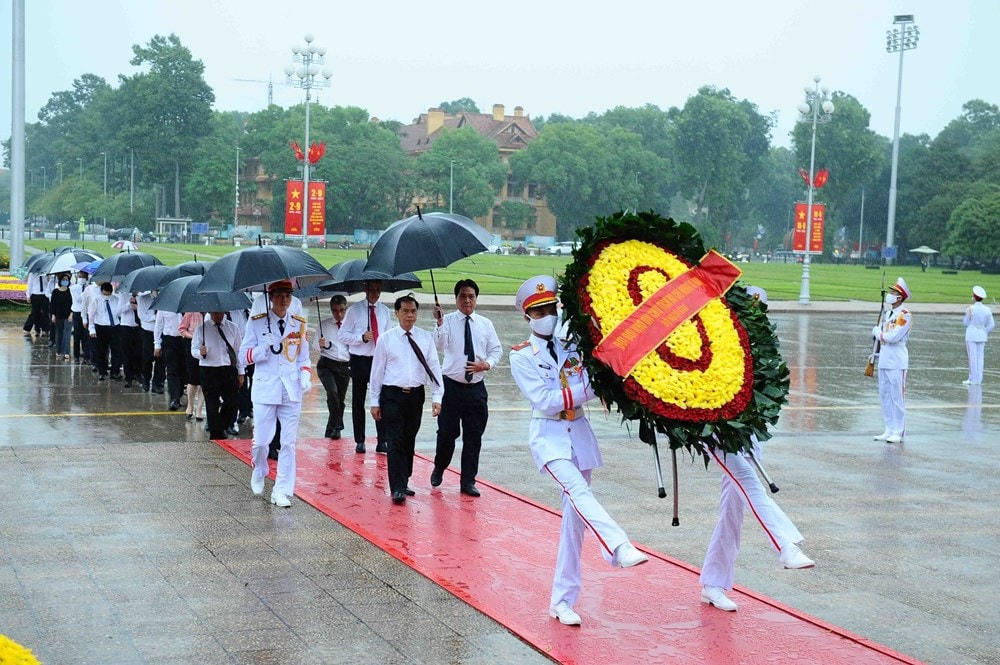 Đoàn Bộ Ngoại giao viếng Chủ tịch Hồ Chí Minh. (Ảnh: Minh Đức/TTXVN).