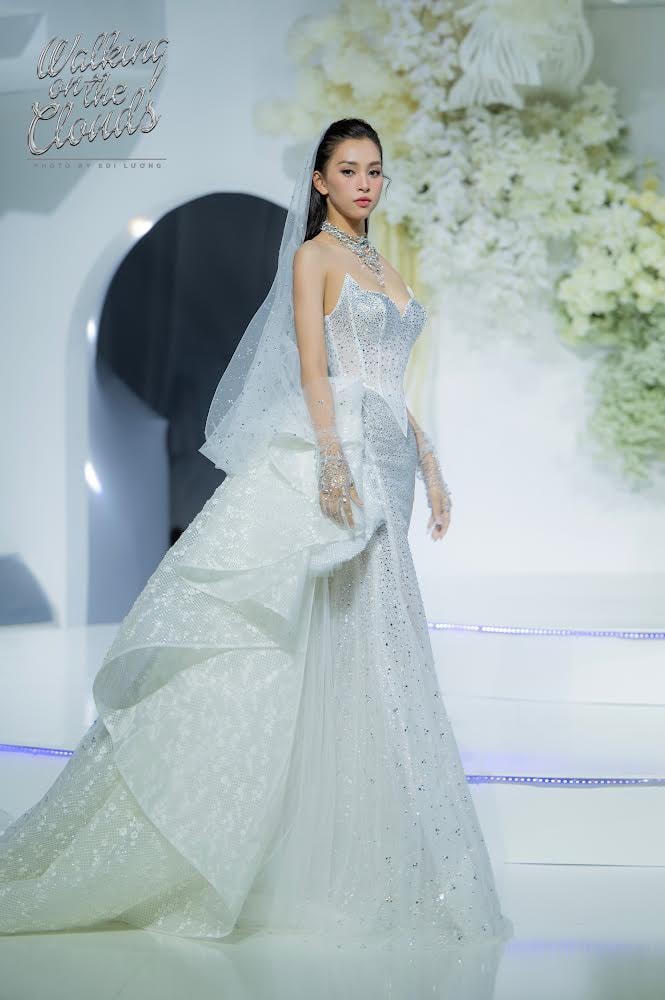 Xuất hiện ở vị trí kết màn, Hoa hậu Tiểu Vy diện đầm lộng lẫy cúp ngực.