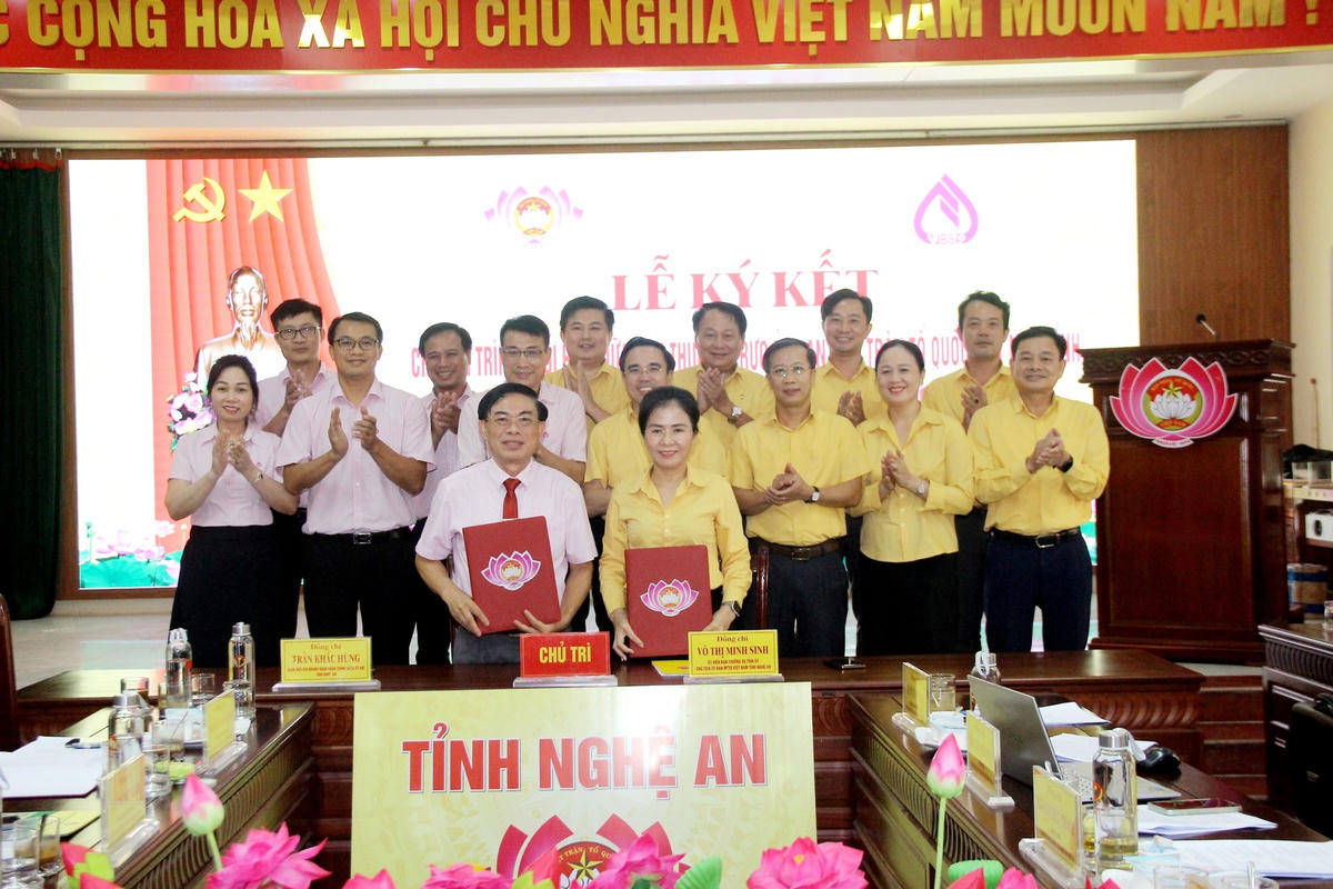 Đại diện lãnh đạo Uỷ ban MTTQ tỉnh Nghệ An và Ngân hàng CSXH chi nhánh Nghệ An ký kết chương trình phối hợp.