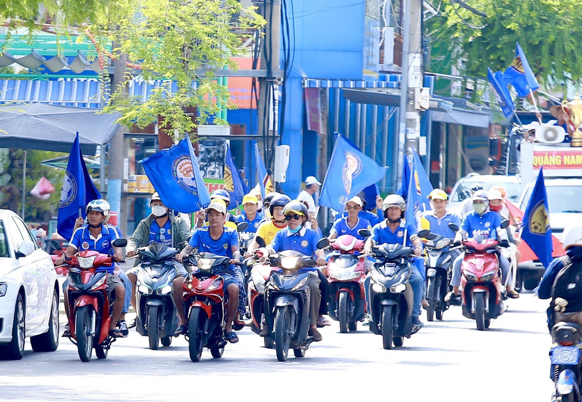 CĐV Quảng Nam đi diễu hành trước giờ bóng lăn.