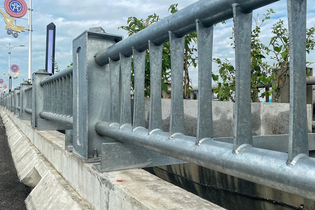 Lan can cầu Vĩnh Tuy 2 đã hoàn thiện.