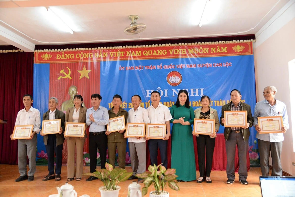 Huyện Can Lộc đã biểu dương, tặng thưởng Giấy khen của UBND huyện cho 18 tập thể KDC.
