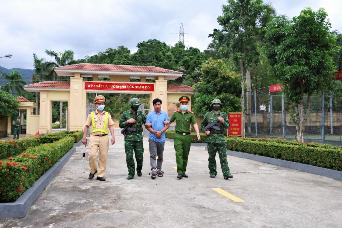 Lực lượng chức năng dẫn giải đối tượng Nguyễn Toàn.