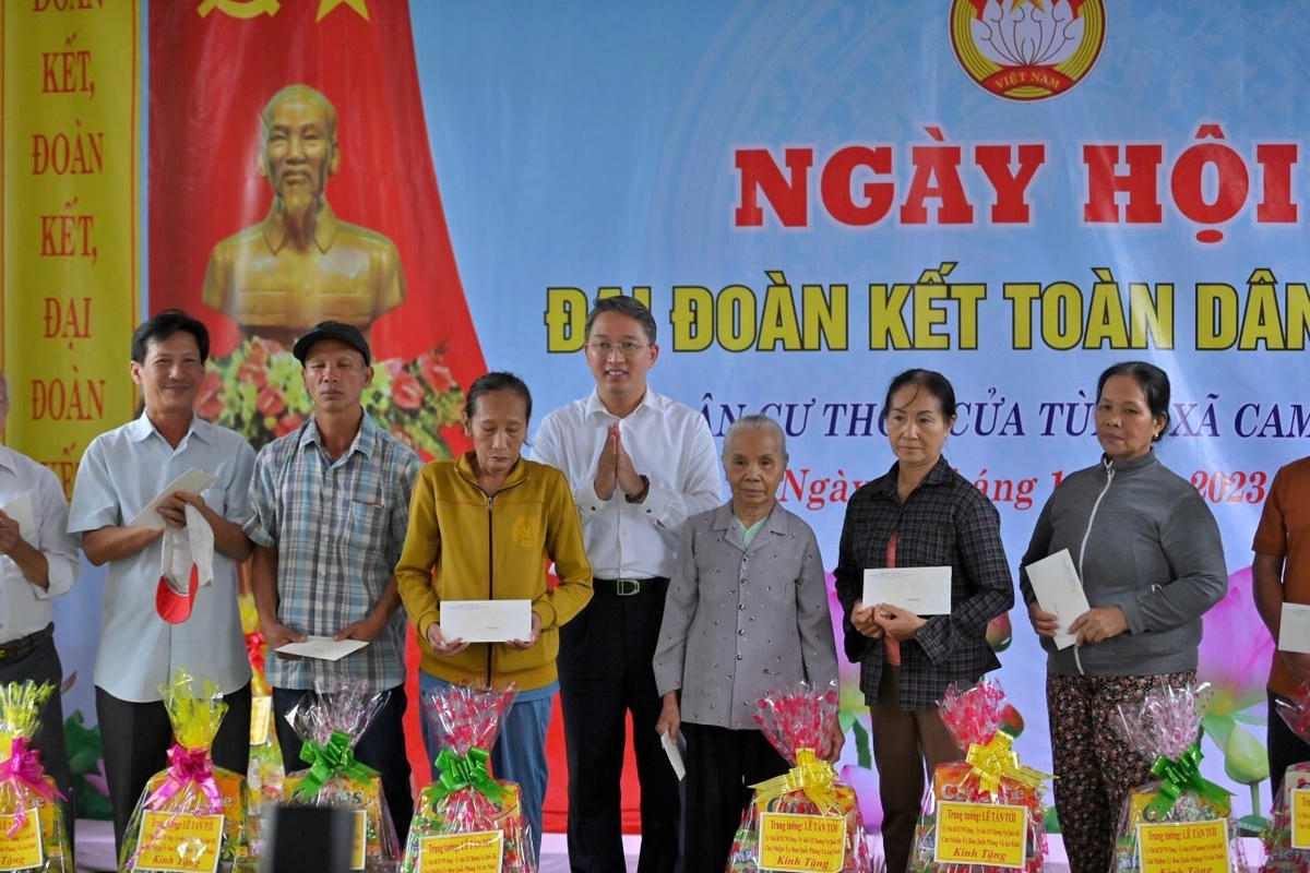 Ông Nguyễn Hải Ninh, Ủy viên Trung ương Đảng, Bí thư Tỉnh ủy Khánh Hòa trao quà cho người dân tại thôn Cửa Tùng.