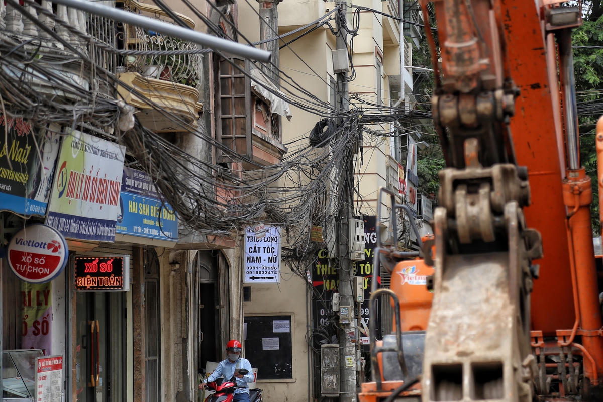 Theo kế hoạch Hà Nội sẽ hạ ngầm toàn bộ hệ thống cáp điện lực, thông tin tại các khu vực phát triển đô thị, các tuyến đường cải tạo, xây dựng mới; tiếp tục triển khai hạ ngầm cáp viễn thông, điện lực tại khoảng 300 tuyến phố.
