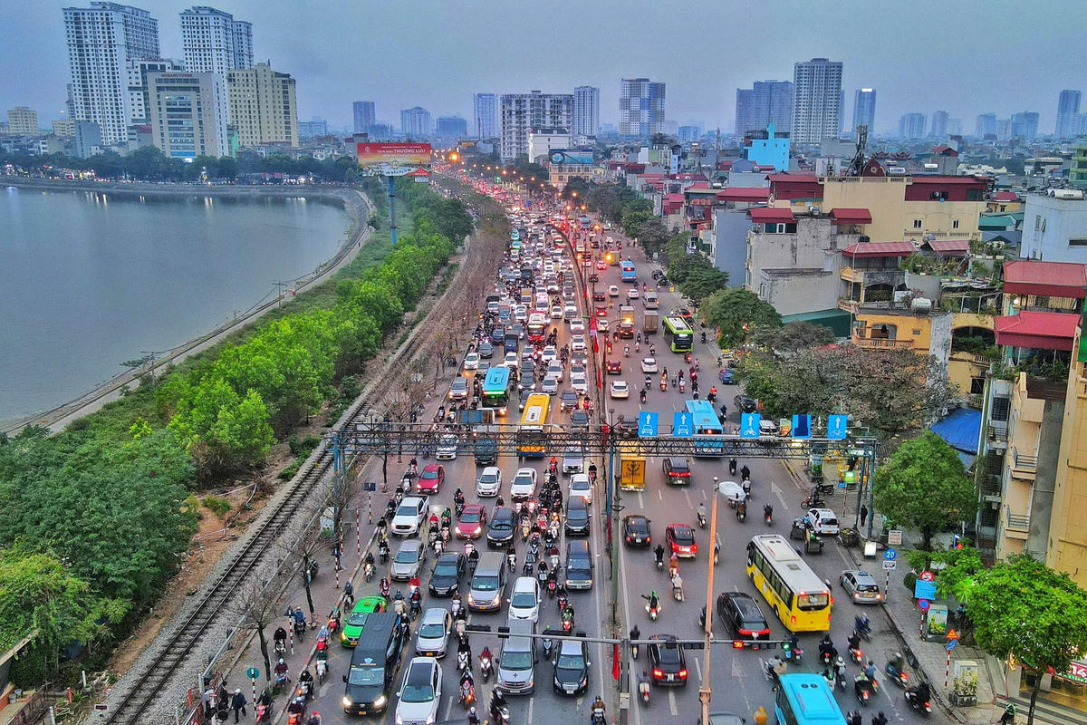 Chiều 30/12, ngày làm việc cuối cùng của năm 2023, người dân đã bắt đầu ùn ùn rời Hà Nội về quê đón Tết Dương lịch cùng gia đình.
