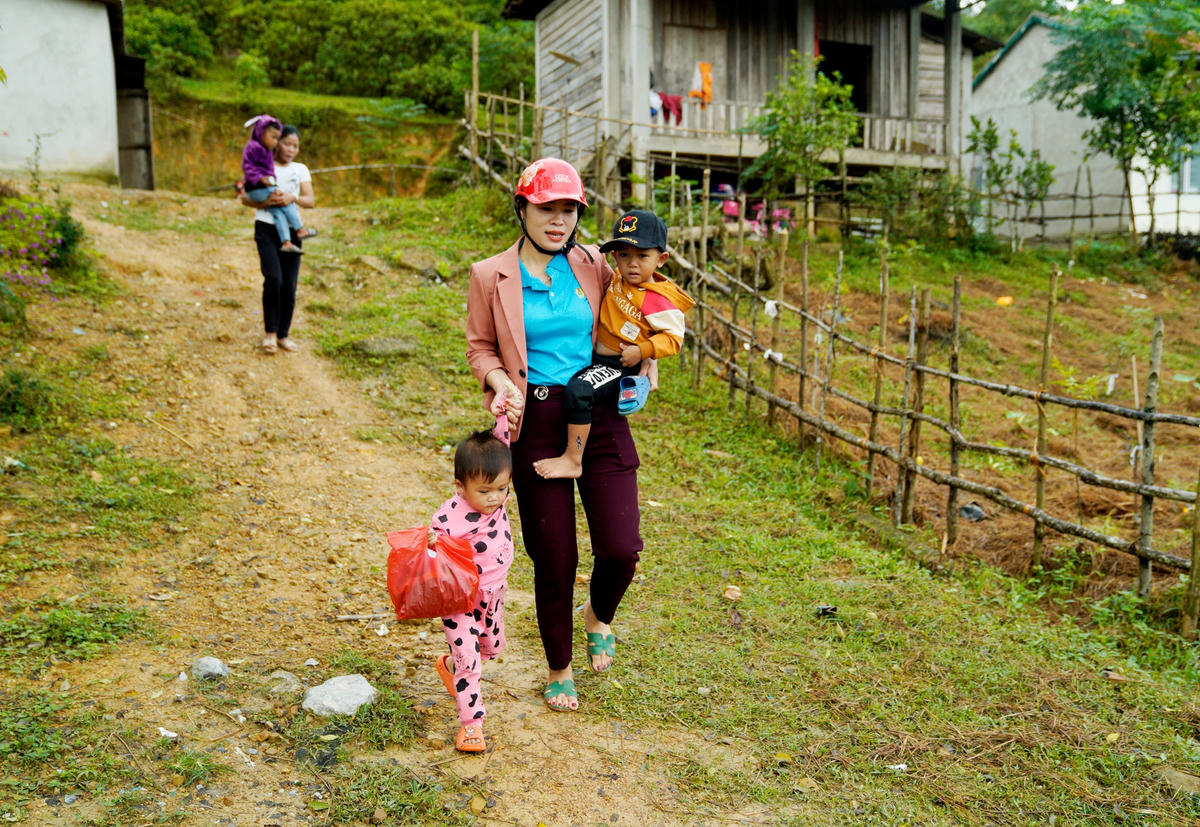 Cuộc sống của bà con dân tộc Chứt ở đây còn nhiều khó khăn. Có nhiều gia đình muốn đưa đón các em học sinh đi học cho đỡ vất vả nhưng vì phương tiện đi lại không tiện nên các cô phải đưa đón.