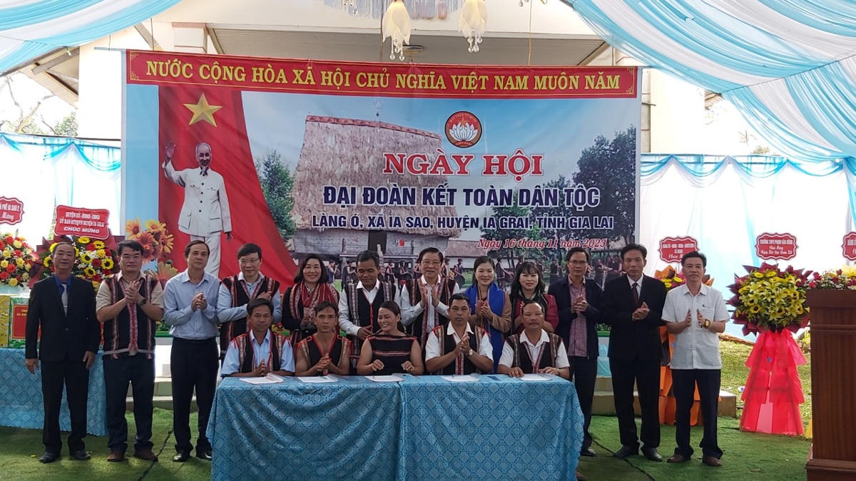  Đại biểu dự Ngày hội cùng chứng kiến đại diện các hộ dân làng Ó ký kết thi đua năm 2024.