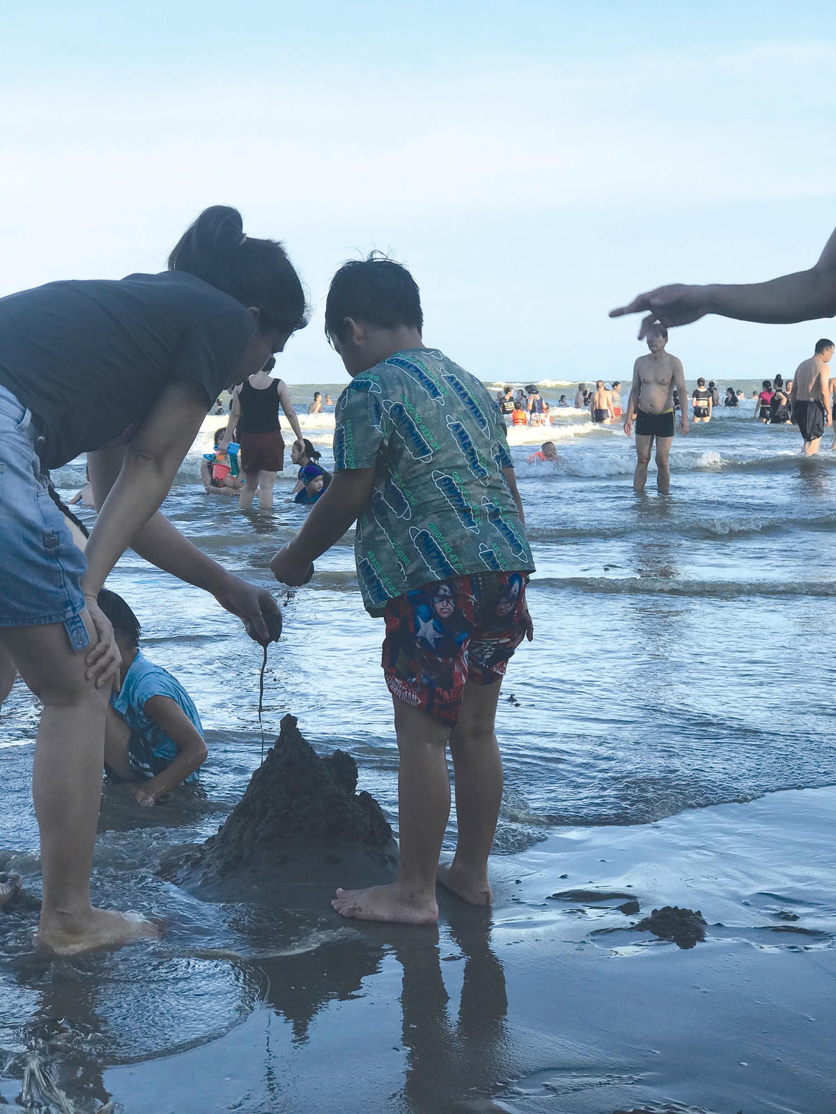 Nghịch cát trên bãi biển.  