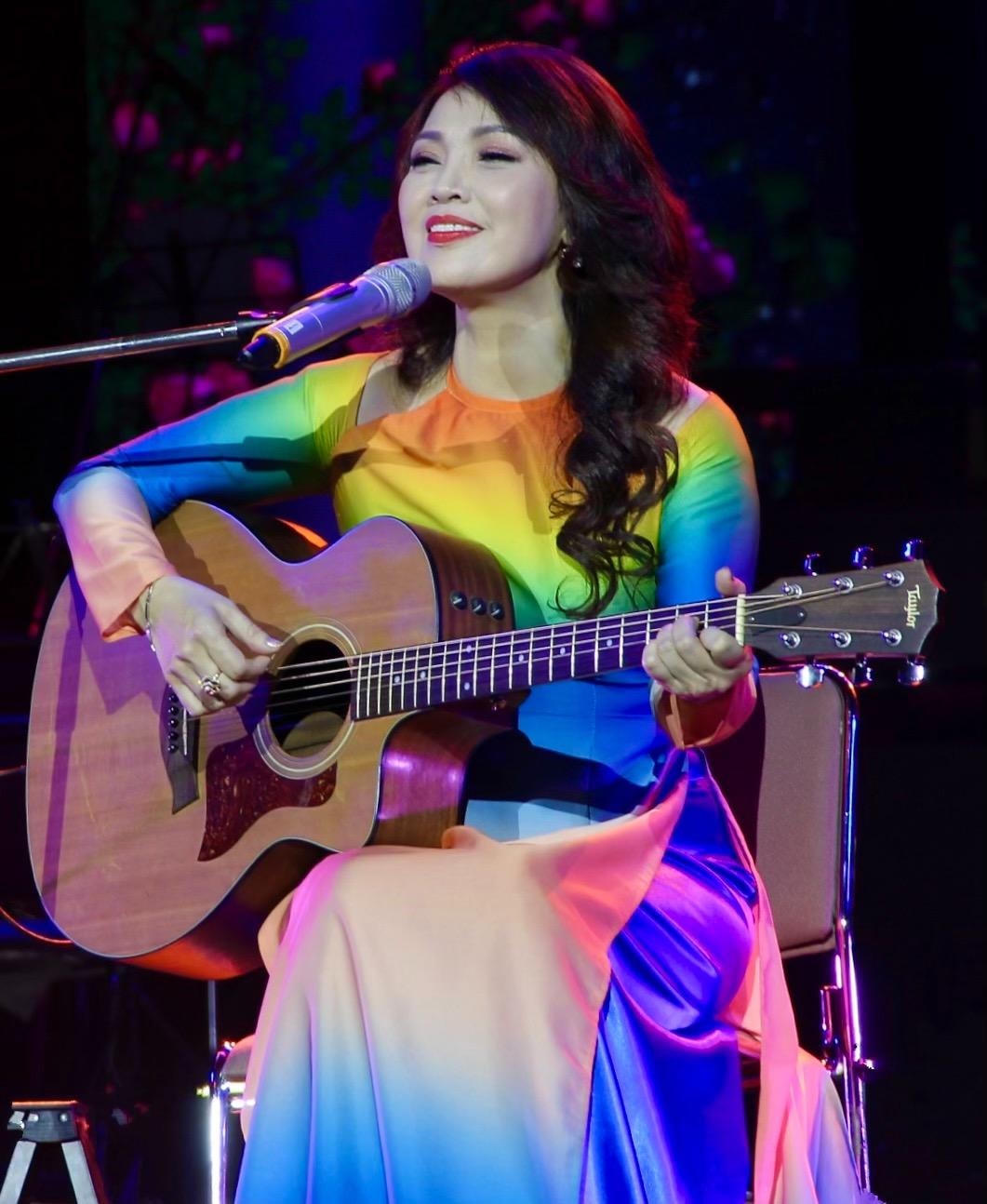 NSND Thái Bảo gắn với cây đàn bầu trình diễn trên sân khấu. 