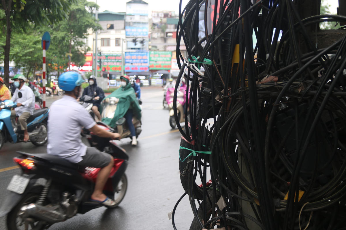 Tại các ngã tư, mạng điện dày đặc chỉ được cột lại tạm thời bằng những sợi dây dứa mỏng.