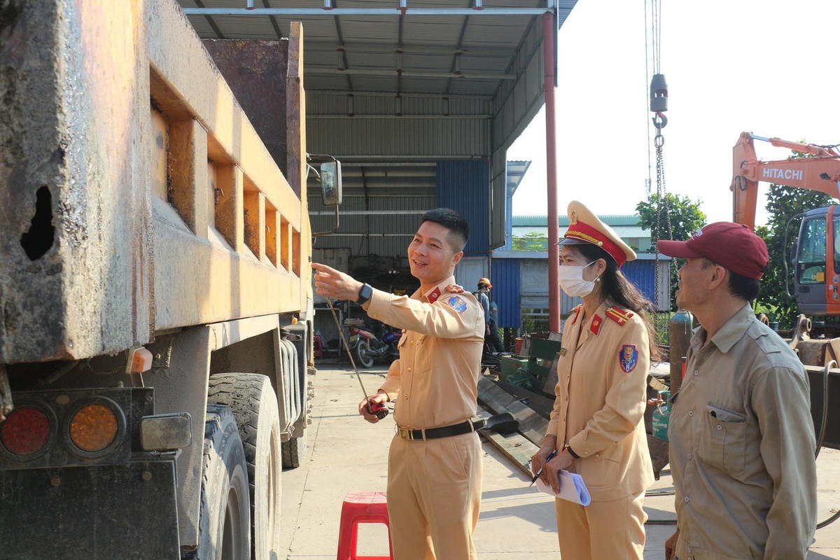 Lực lượng CSGT kiểm tra phương tiện.