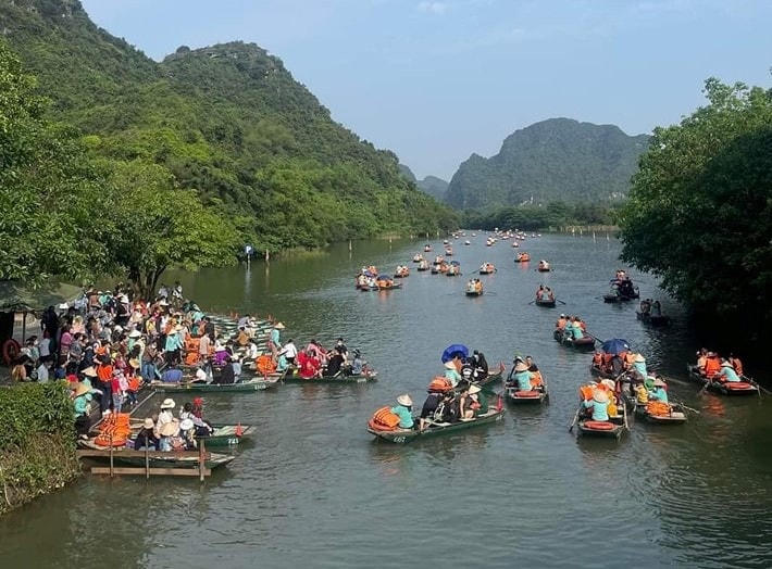 Khu du lịch Tràng An đón đông đảo du khách trong dịp nghỉ lễ.  