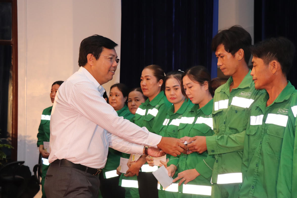 Bí thư Tỉnh ủy, Chủ tịch HĐND tỉnh Cà Mau Nguyễn Tiến Hải trao qùa Tết cho các công nhân lao động. 