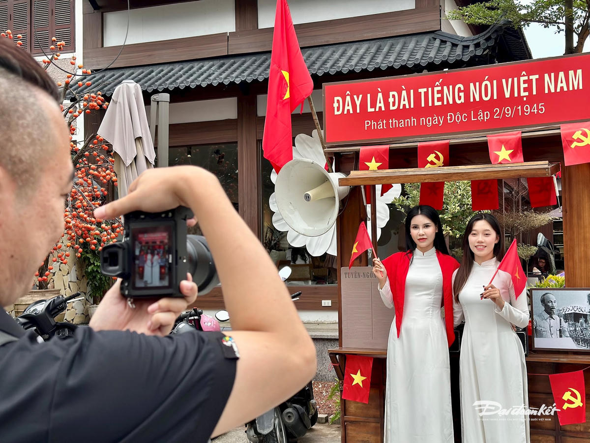 Góc check-in độc đáo tại một quán cafe ở phường Bãi Cháy, thu hút các bạn trẻ đến chụp ảnh kỷ niệm. Ảnh: Ngọc Anh.