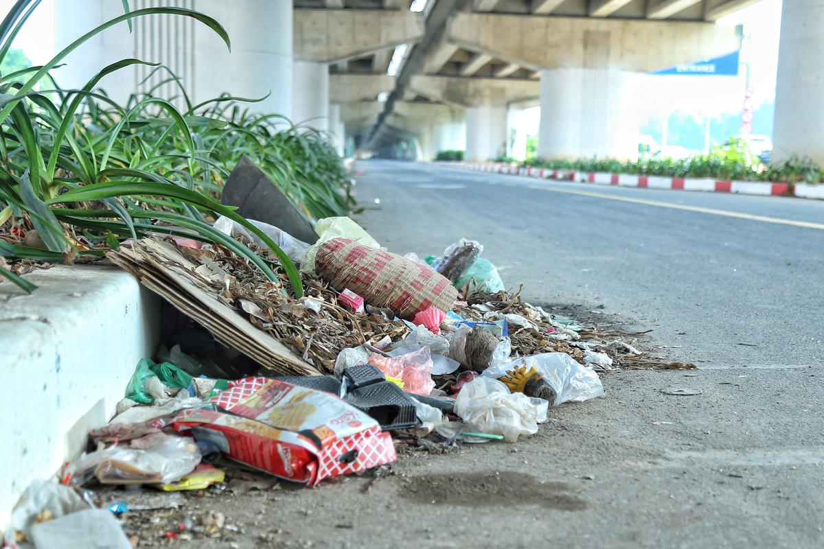 Hà Nội: Cầu vòm sắt vượt hồ Linh Đàm 65 tỷ đồng 'biến' thành bãi xe, nơi đổ rác&nbsp;