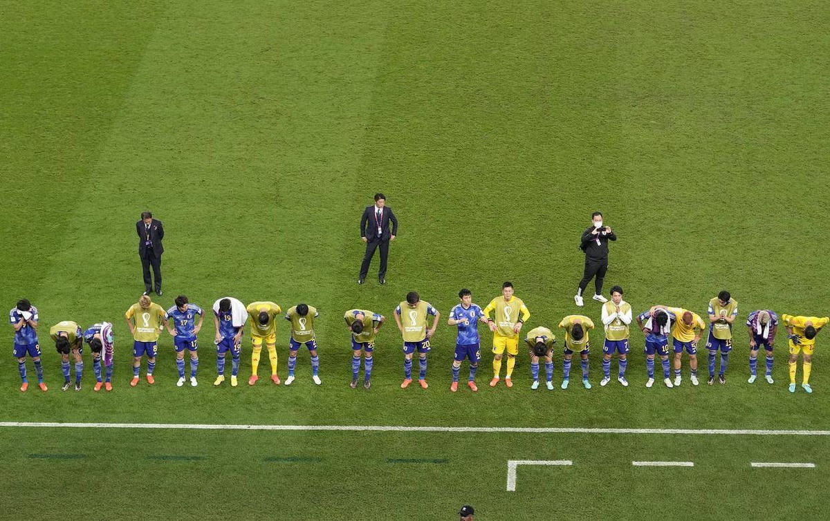 Cầu thủ Nhật Bản xếp hàng, cúi đầu một lúc cảm ơn và xin lỗi cổ động viên. Ảnh: Getty.