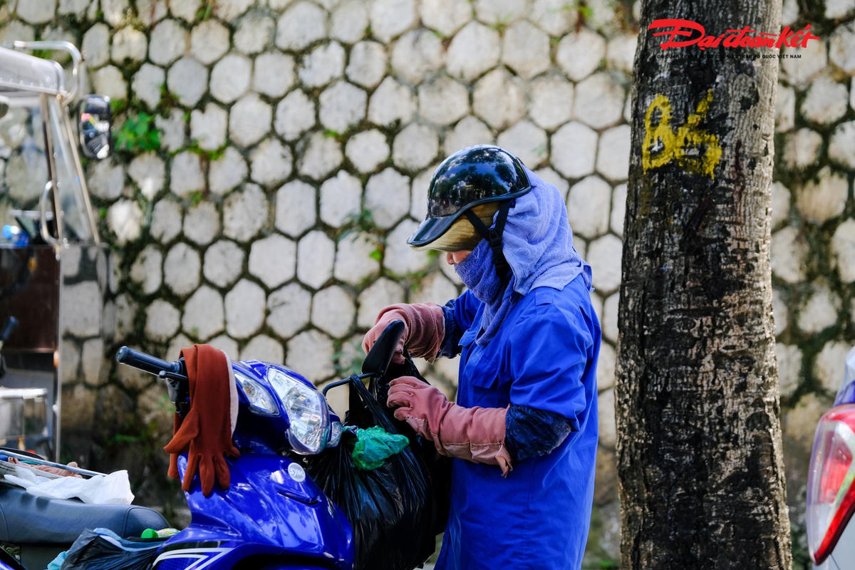 Thậm chí, nhiều người phải sử dụng khăn ướt trùm kín đầu để giảm nắng nóng, oi bức.