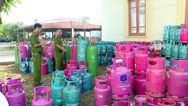 Công an kiểm tra cơ sở sang chiết gas trái phép ở xã Khánh Thành.