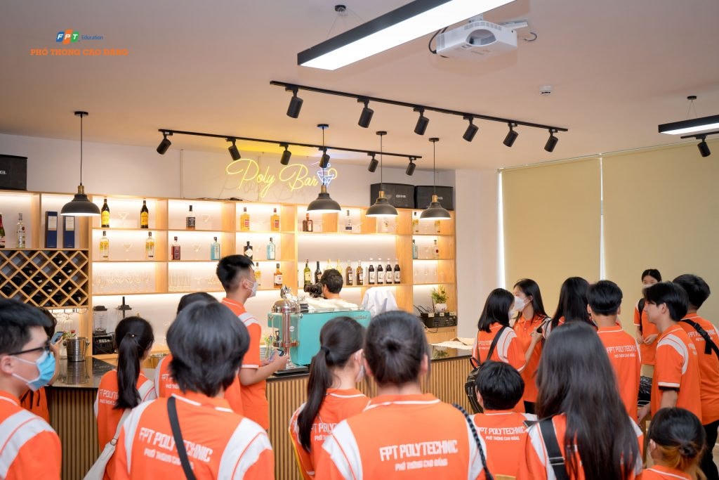 Học sinh trải nghiệm trong không gian lớp học ngành Quản trị khách sạn, Trường phổ thông CĐ FPT Polytechnic Thái Nguyên. Ảnh: Như Quỳnh.