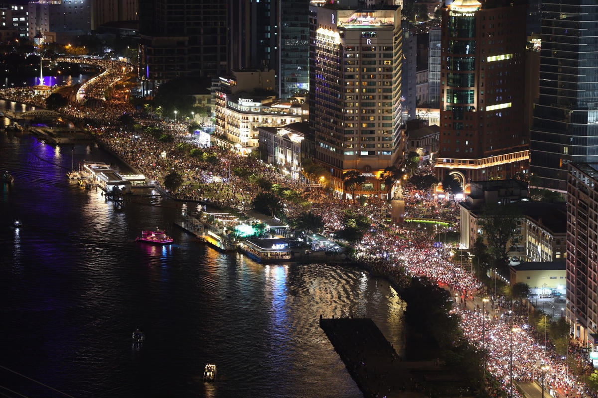 Màn trình diễn bắn pháo hoa nghệ thuật rực rỡ ở TP HCM