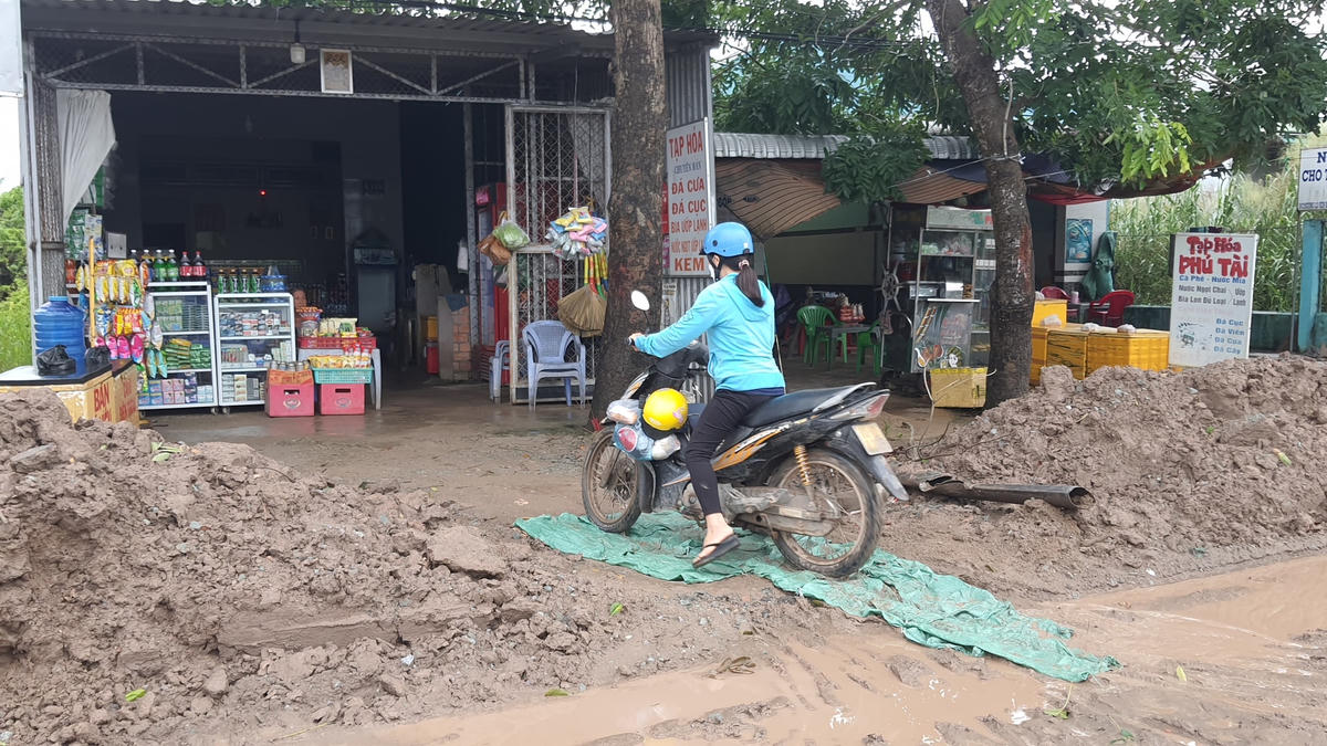 Ngày nắng bụi mù mịt, ngày mưa đường nát, nhầy nhụa bùn sình gây khó khăn đi lại.