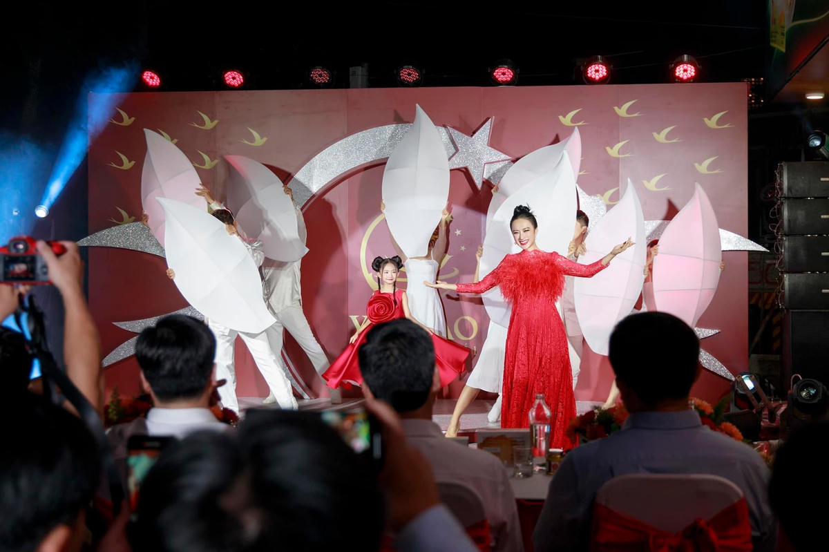 Hiện, Angela Phương Trinh hướng đến việc cập nhật hình ảnh tốt. 