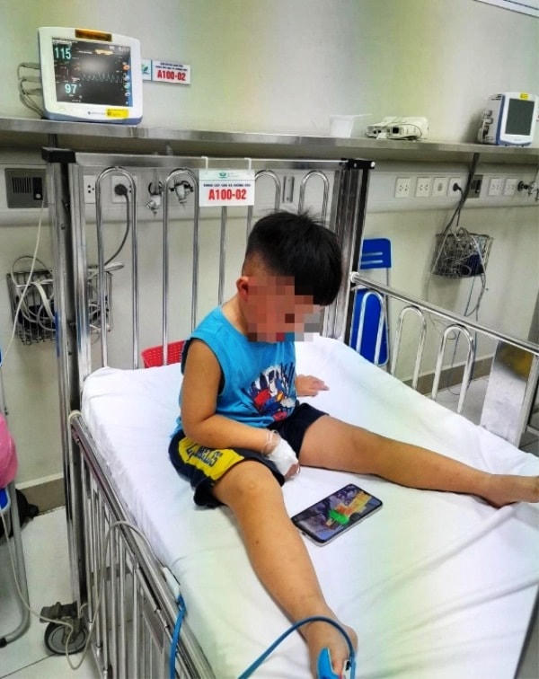 Cháu bé đang được điều trị tại bệnh viện.
