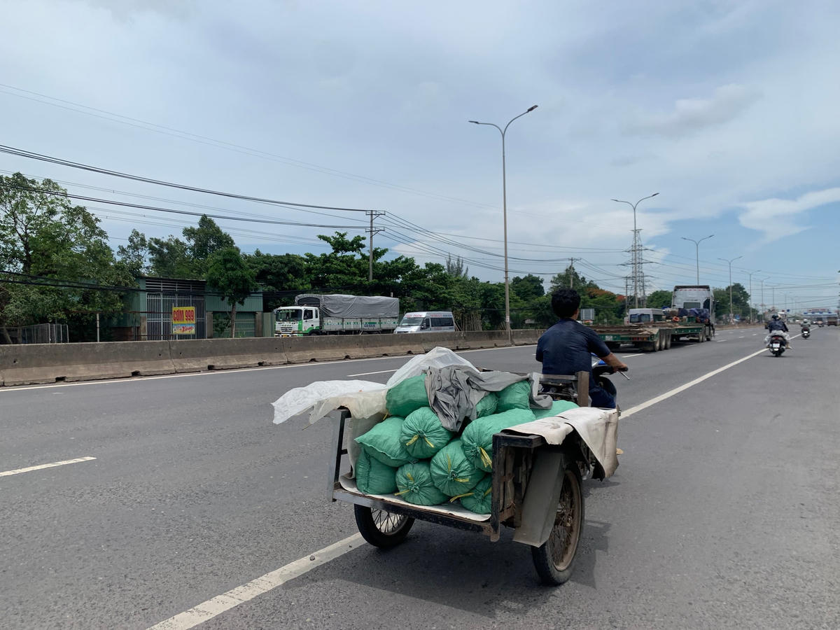 Đa số người kiểu khiển xe 3 bánh, xe tự chế đều “quên” mũ bảo hiểm khi di chuyển trên đường.
