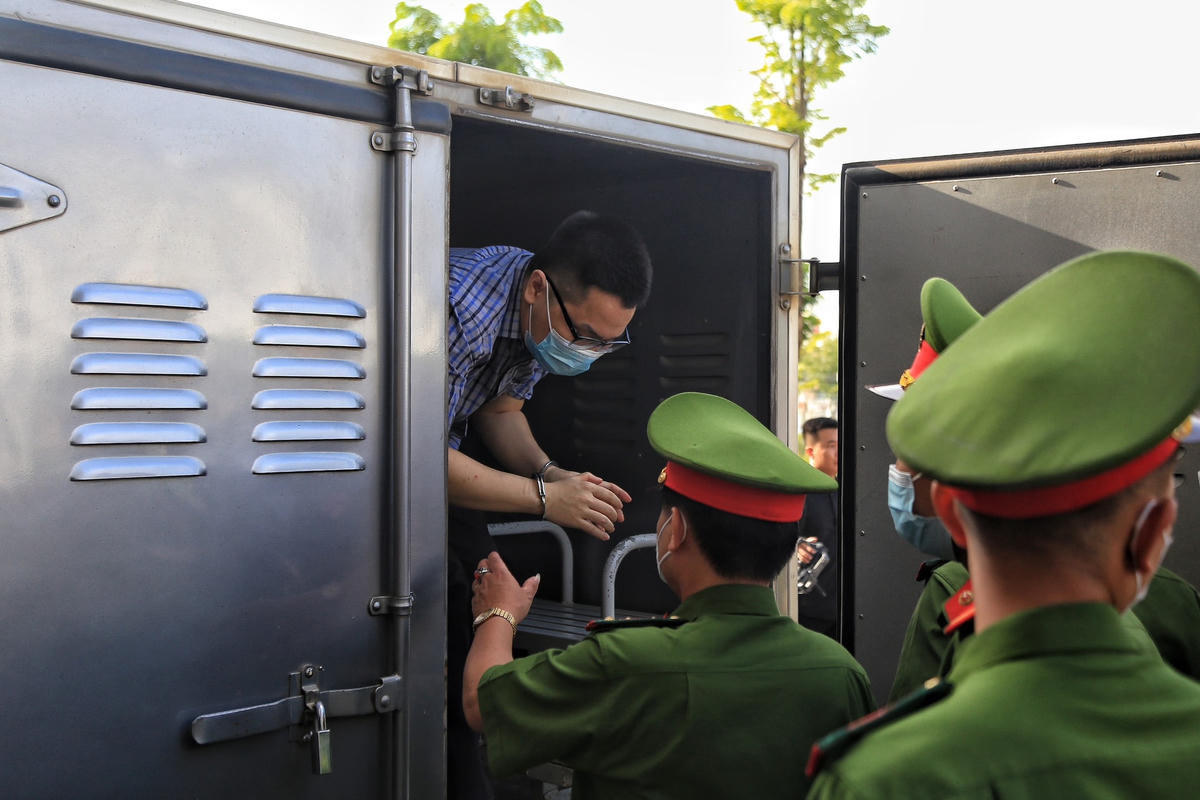 Do vụ án có tính chất nghiêm trọng, phức tạp; thêm vào đó có tới 18 bị cáo bị truy tố đến khung hình phạt chung thân, tử hình; HĐXX sẽ có 5 thành viên, gồm 2 thẩm phán và 3 hội thẩm nhân dân, do thẩm phán Vũ Quang Huy làm chủ tọa phiên tòa.