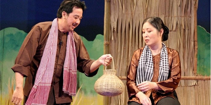 NSƯT Bảo Quốc và nghệ sĩ Hồng Vân trên sân khấu.