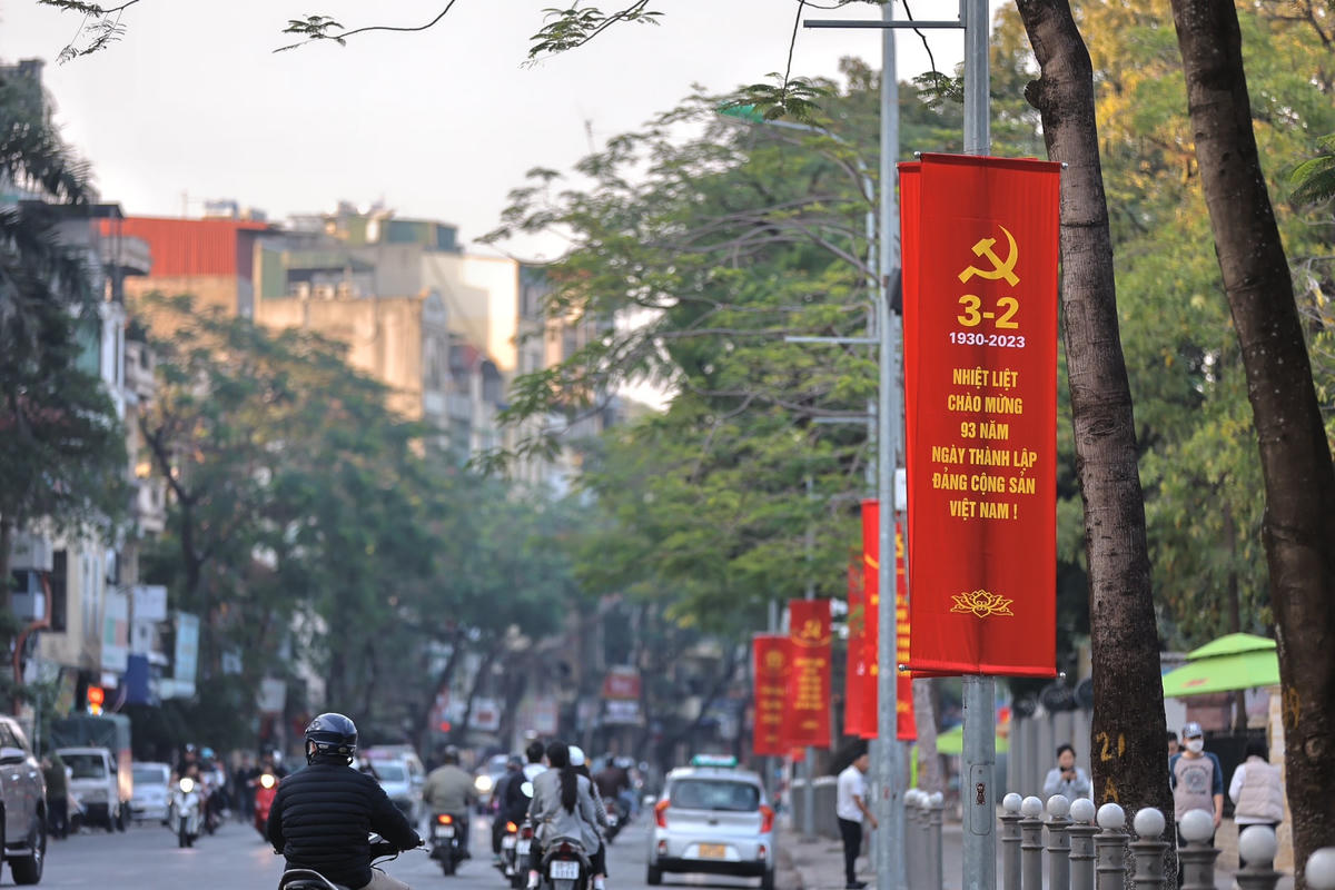 Đường phố Hà Nội trang hoàng rực rỡ mừng Đảng, mừng Xuân Quý Mão 2023
