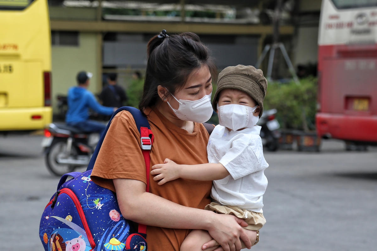 Hà Nội: Bến xe đông nghịt người dân rời phố về quê trước kỳ nghỉ lễ 30-4