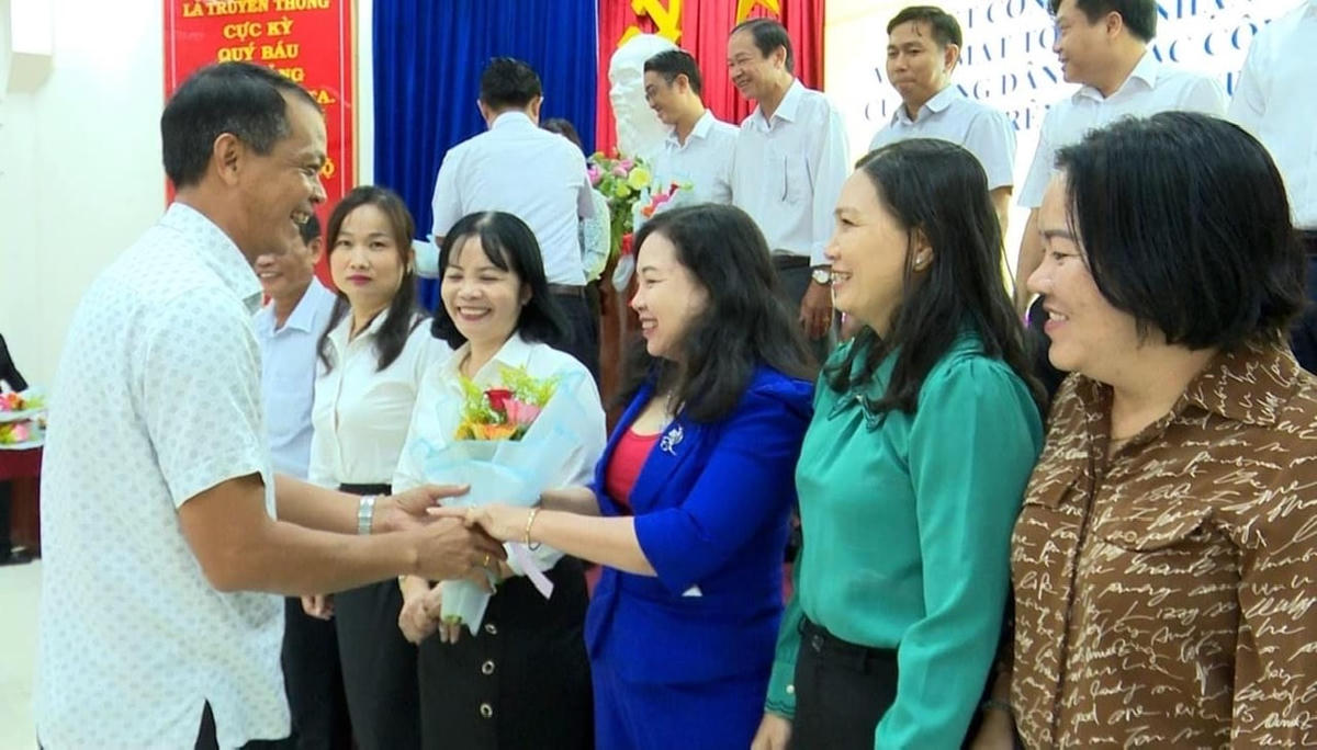 Lãnh đạo Thành uỷ Thuận An chúc mừng những thành tựu của Mặt trận TP Thuận An.