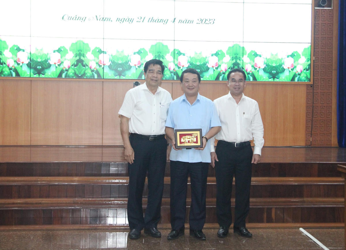 Lãnh đạo tỉnh Quảng Nam tặng quà lưu niệm cho ông Hầu A Lềnh.