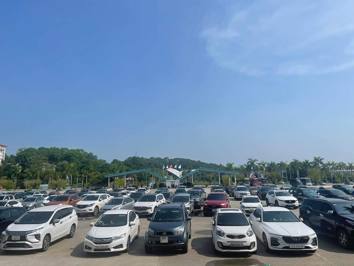 Bãi đỗ xe của Cảng tàu du lịch quốc tế Tuần Châu chật kín.Du khách chen chân xếp hàng để mua vé đi tham quan Vịnh.Tàu rời bến đưa khách đi tham quan Vịnh Hạ Long.