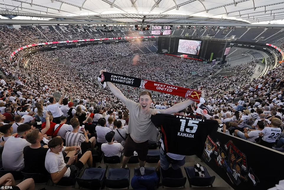 Hình ảnh CĐV Frankfurt tràn xuống sân vận động ăn mừng chức vô địch Europa League.