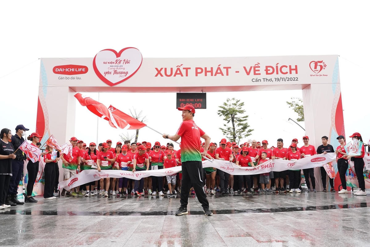 Ông Trần Đình Quân, Chủ tịch kiêm Tổng Giám đốc Dai-ichi Life Việt Nam thực hiện nghi thức phất cờ xuất phát của sự kiện Kết nối “Dai-ichi Life - Cung đường yêu thương 2022” tại Cần Thơ.