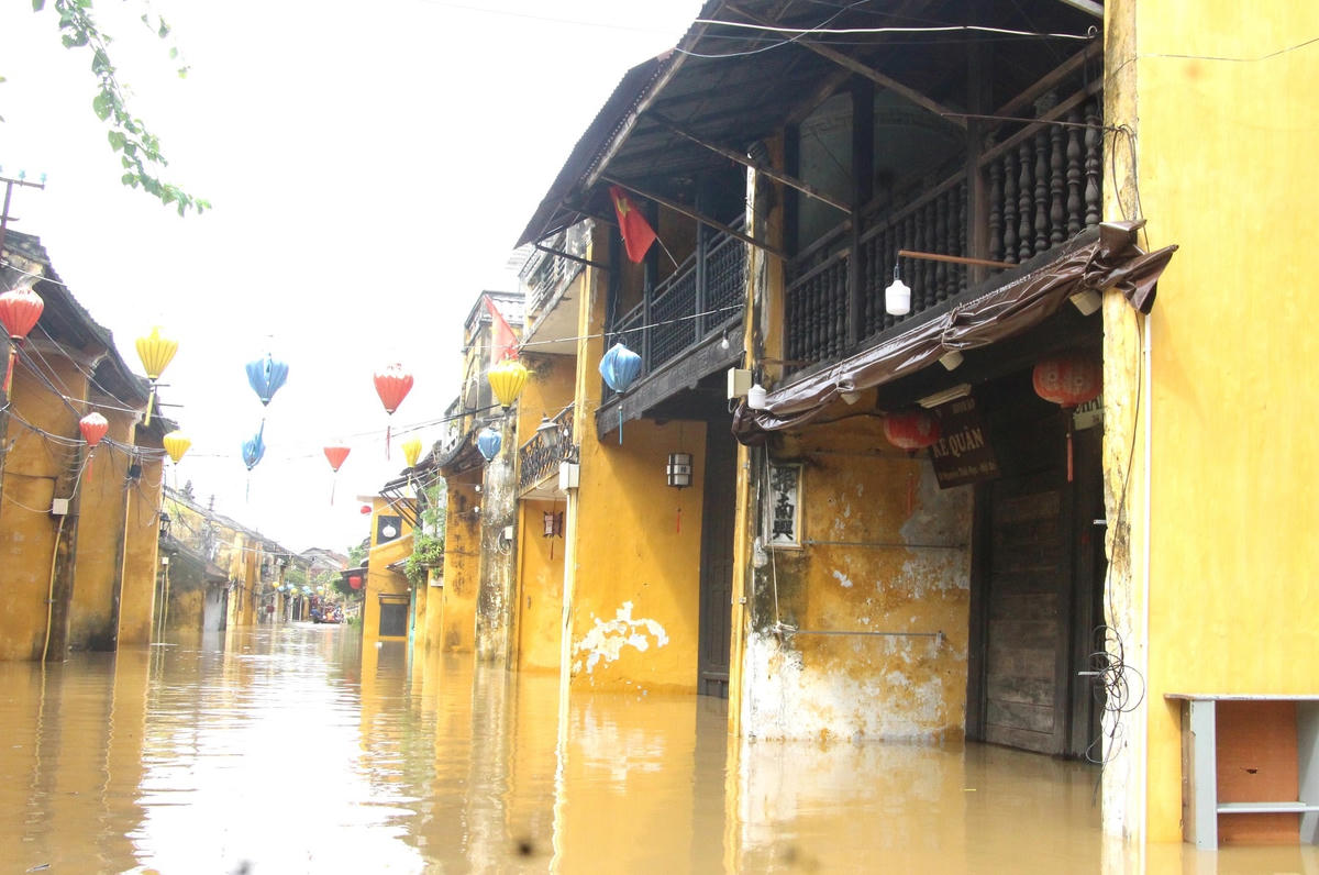 Dãy nhà phố cổ Hội An ngập nước gần 1m.